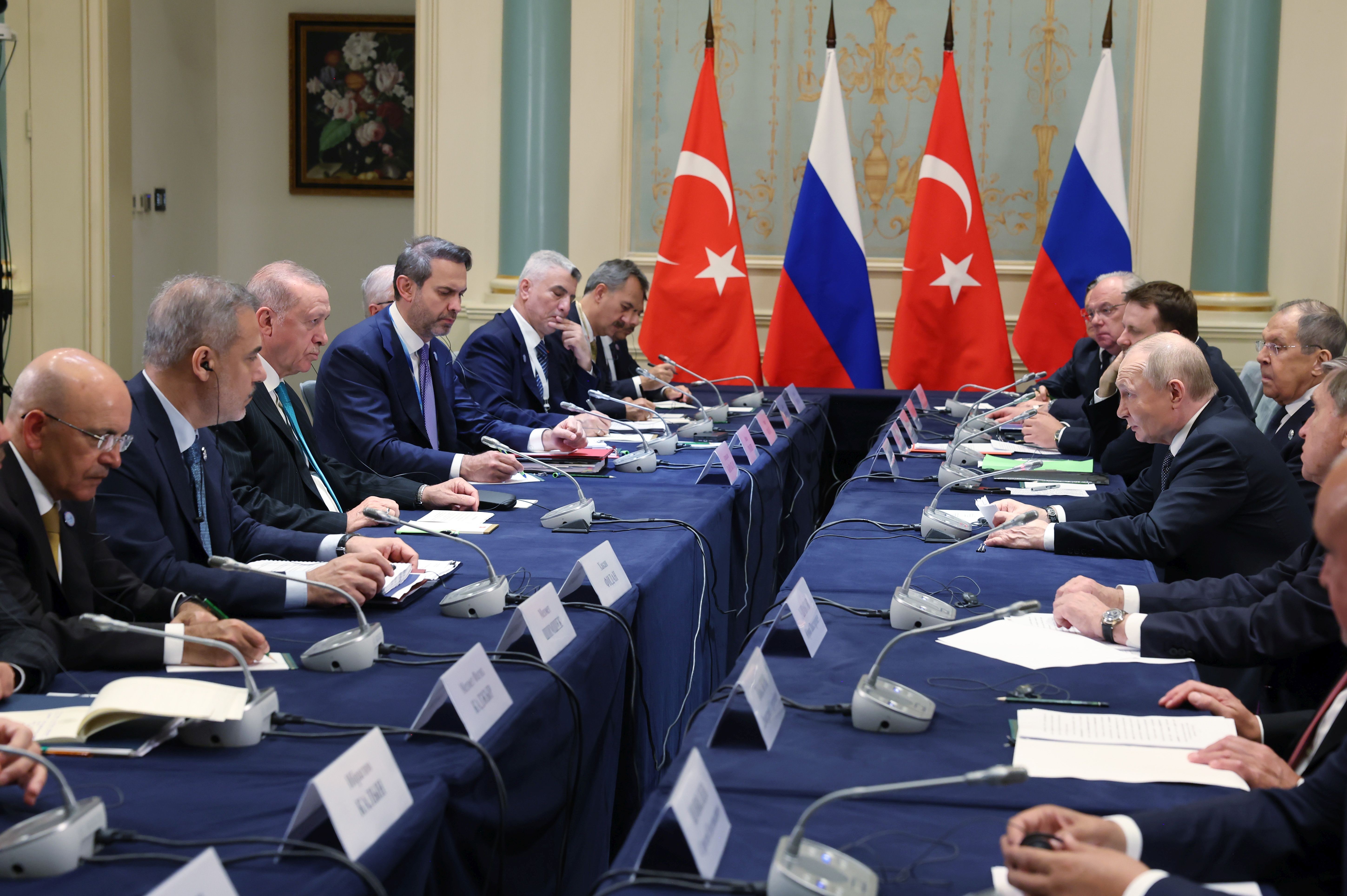 Çin’de temaslarda bulunan Erdoğan, Çin Devlet Başkanı Xi ve Rusya Devlet Başkanı Putin’in de aralarında bulunduğu bazı ülke liderleriyle görüşmeler yaptı. Erdoğan Xi ile görüşmesinde "Tek Çin" vurgusu yaptı, Putin ile ortaklığın önemine dikkat çekti, ayrıca görüşmelerinde "Suriye’nin bütünlüğü" konusundaki tavrını tekrarladı.