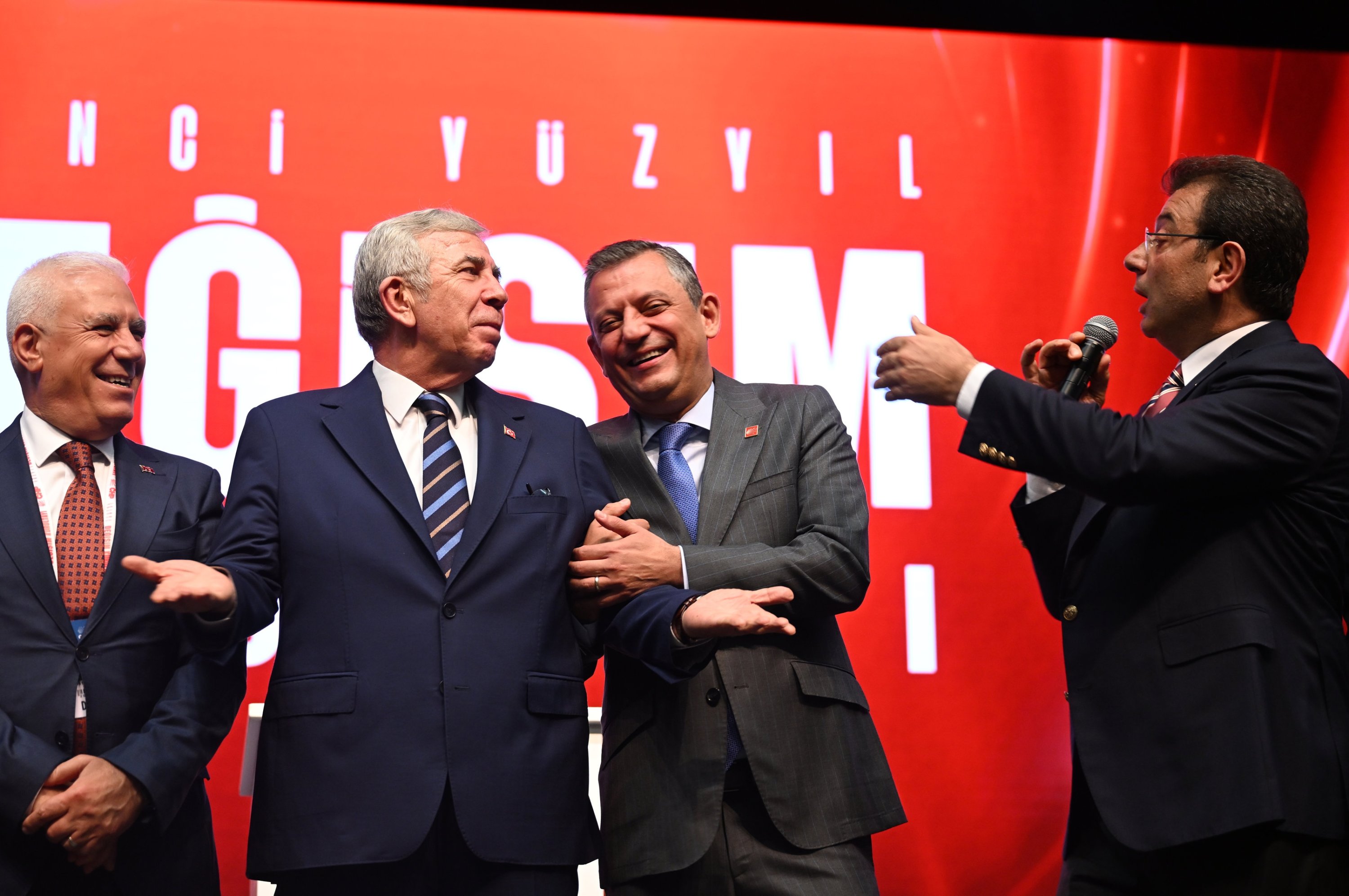 CHP Genel Başkanı Özgür Özel, partisinin tutuklu Cumhurbaşkanı adayı Ekrem İmamoğlu’nun aday olamaması halinde "en kuvvetli adayın" Mansur Yavaş olduğunu söyledi. Özel, Ankara Büyükşehir Belediyesi’ne yapılan operasyonun nedenini de bununla izah etti.