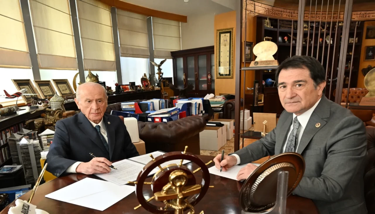 Gündeme ilişkin konuşan MHP Lideri Bahçeli, İsrail üzerinden Kuzey ve Doğu Suriye’yi hedef aldı. İsrail’in DSG’yi manipüle ettiğini savunan Bahçeli, ABD ve İsrail’in bölgeyi istikrarsızlaştırdığını, bu yüzden Türkiye-Rusya-Çin İttifakı'nı önerdiğini söyledi. 