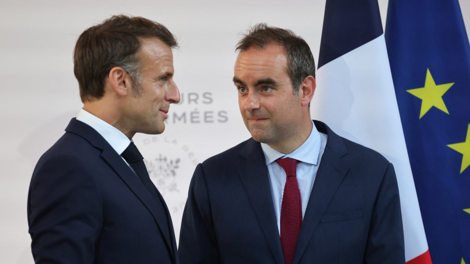 Macron sağcı bakanı seçti |