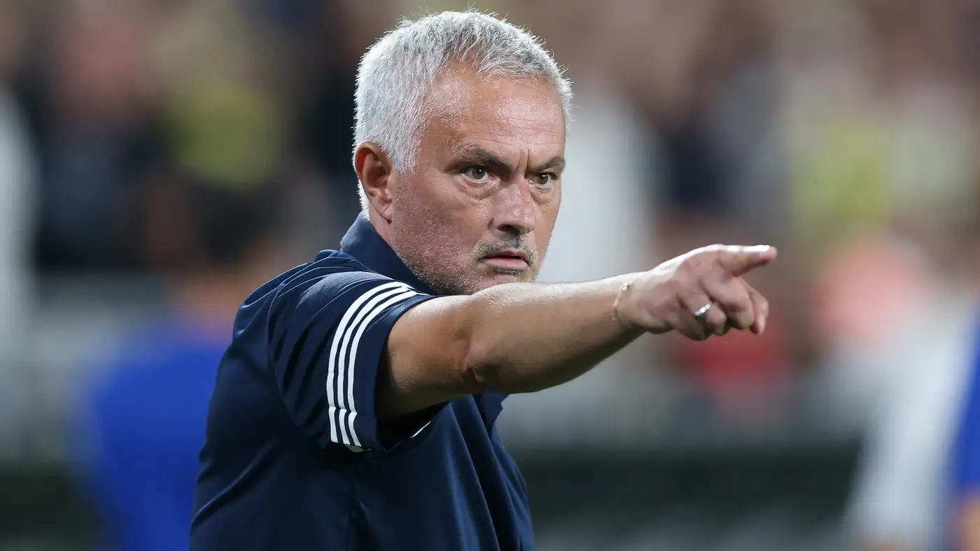 Fenrbahçe’nin yollarını ayırdığı Jose Mourinho’nun 25 yıl sonra Benfica’ya döneceği bildirildi.