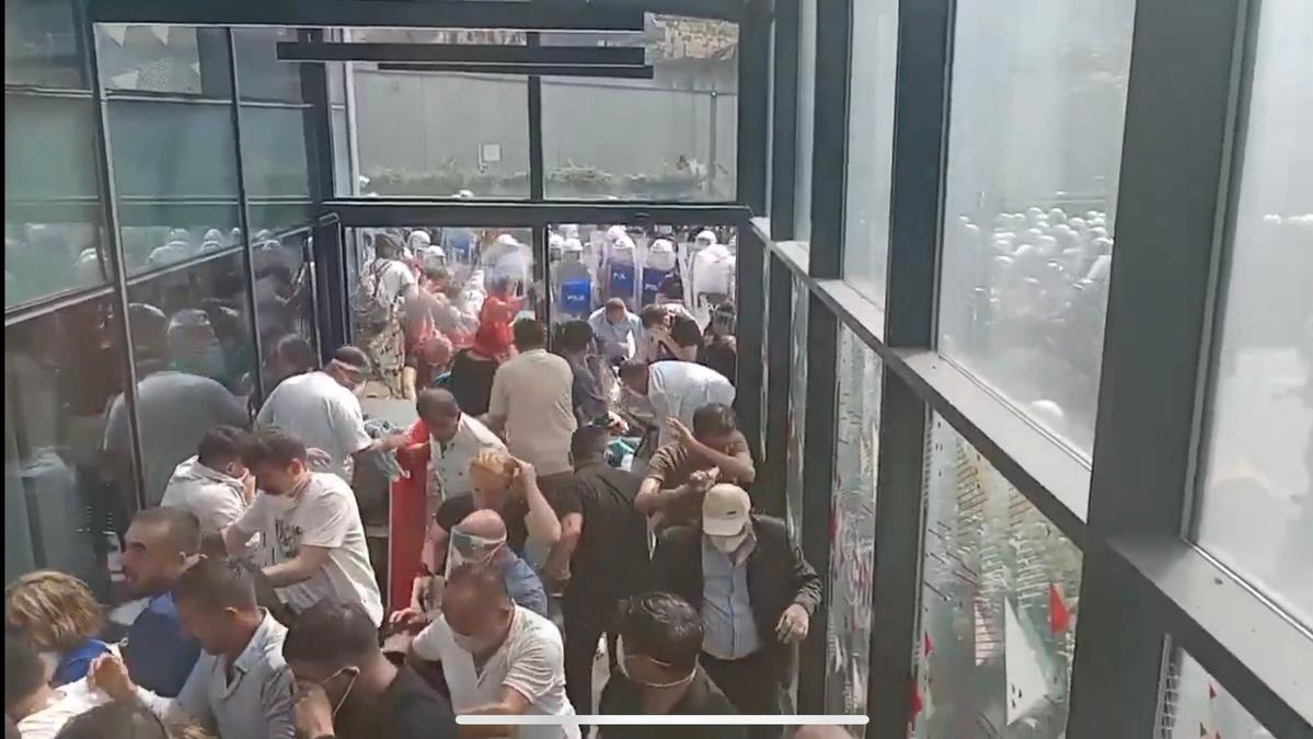 Kayyum Tekin polisin müdahalesi sonrası binaya girdi |