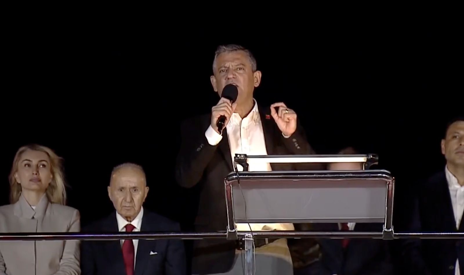 CHP’nin bu hafta Bahçelievler’de gerçekleştirdiği mitinge mesaj gönderen Ekrem İmamoğlu, iktidarın ülkeyi uçuruma sürüklediğini söyledi. Erdoğan'ın Dolmabahçe Sarayı'nda Trump'ın oğlu ile lobi şirketleri üzerinden iş yaptığını söyleyen Özgür Özel ise, "Filistin seni affetmeyecek Erdoğan!" dedi.
