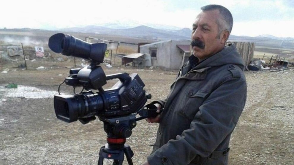 Gazeteci Abdullah Kaya’ya bir korucunun okula silahla gelişini fotoğraflayıp paylaştığı için 1 yıl 8 ay hapis cezası verildi.