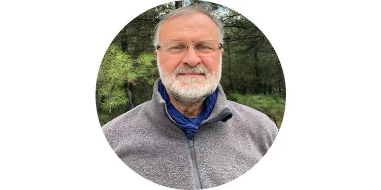 Bahadır ALTAN Bedreddin Müritlerinin, Osmanlı zulmüne başkaldırdığı ve kendilerinden on kat büyük ordulara karşı “baş açık, yalın ayak ve yalın kılıç” çarpıştığı topraklarda, 600 yıl sonra, savaşı ve barışı konuşmanın heyecanı vardı Karaburun Bilim Kongresinde. Kulaklar konuşmacılardayken, gözler zaman zaman Mimas Dağının zirvelerinde gezindi. Alıcı kuşların süzüldüğü kayalıklarda sanki hala “yârin yanağından gayri her yerde, […]