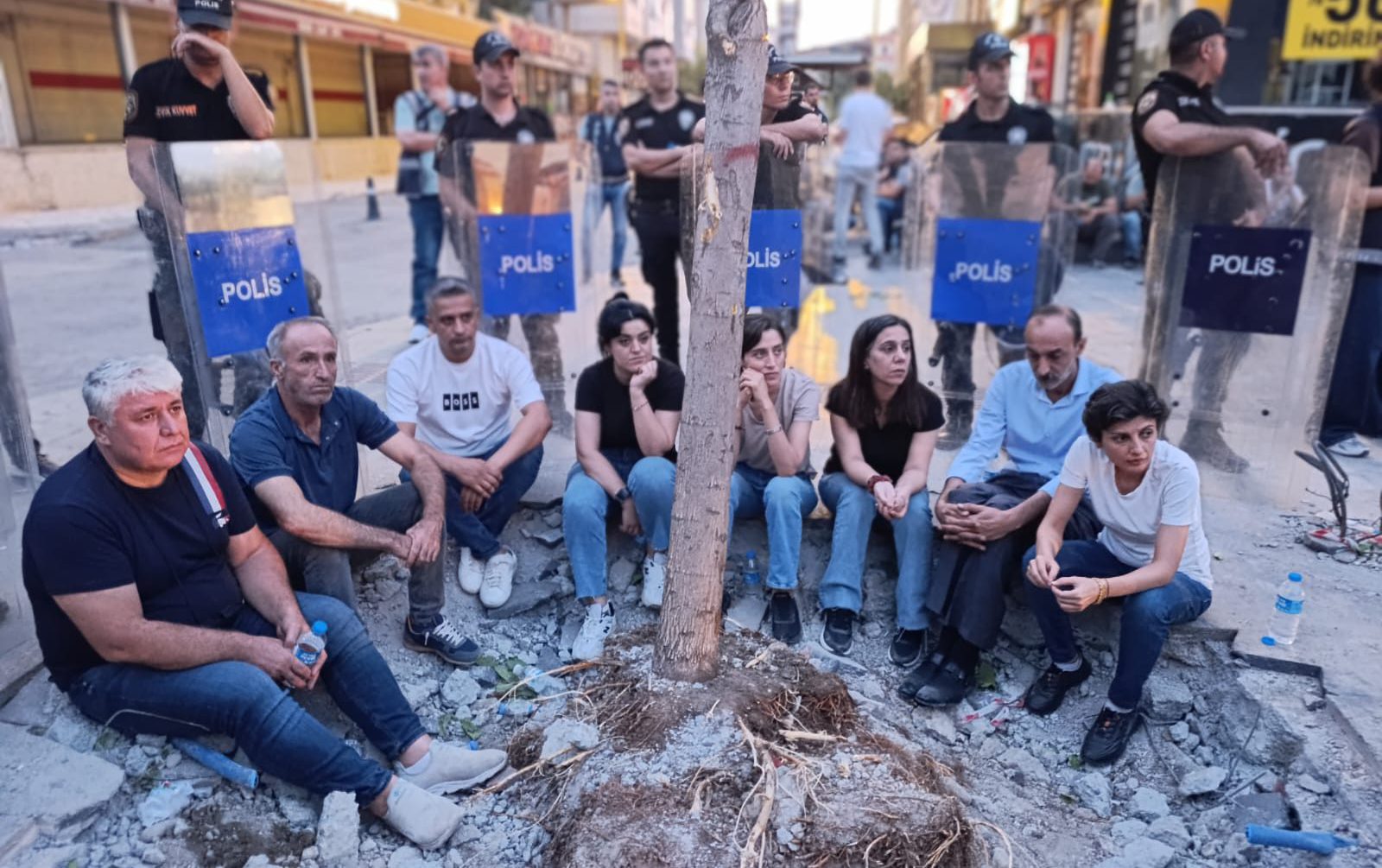 Kayyum yönetimindeki Batman Belediyesi, Diyarbakır Caddesi'nde ağaç kıyımı yaptı. Ağaç kıyımına tepki gösteren yerine kayyum atanan Belediye Eş Başkanı Gülistan Sönük, "Bu bir doğa kırımıdır. Bir ağacın etrafında çember oluşturduk ve sadece onu kurtarabildik" dedi.