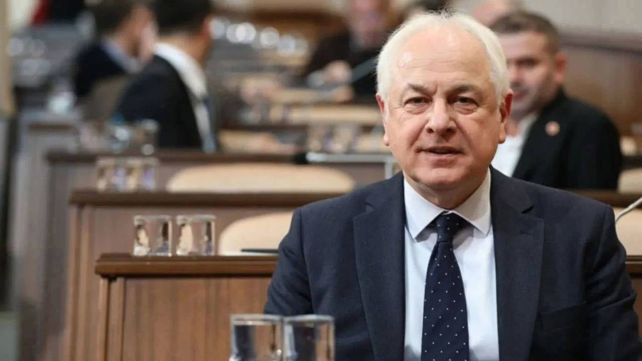 Tutuklanarak görevinden uzaklaştırılmıştı |