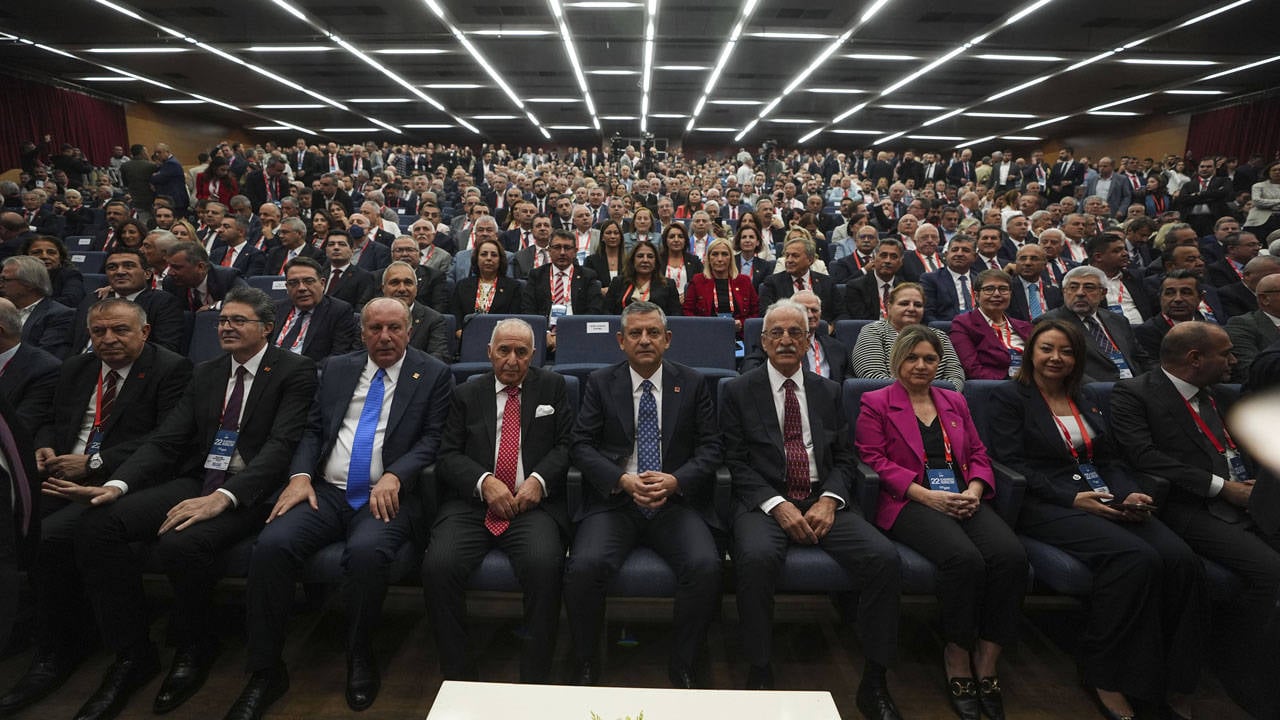 CHP Genel Başkanı Özgür Özel, olağanüstü kurultayda iktidarın baskılarını “darbe” olarak nitelendirdi ve delegelerden seçim yapılabilmesi için “güvensizlik oyu” kullanmalarını istedi. Seçim sonucunda Özgür Özel, 835 geçerli oyun tamamını alarak yeniden Genel Başkan seçildi.