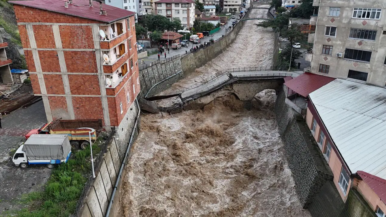 Dereler taştı, yollar kapandı |