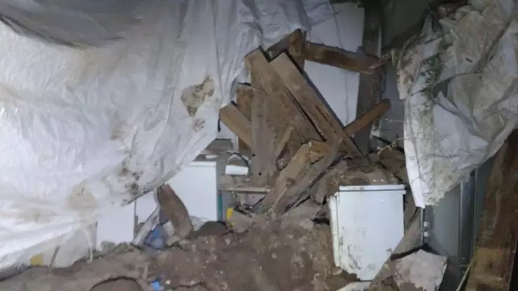 Erzurum’da toprak damlı evde göçük |