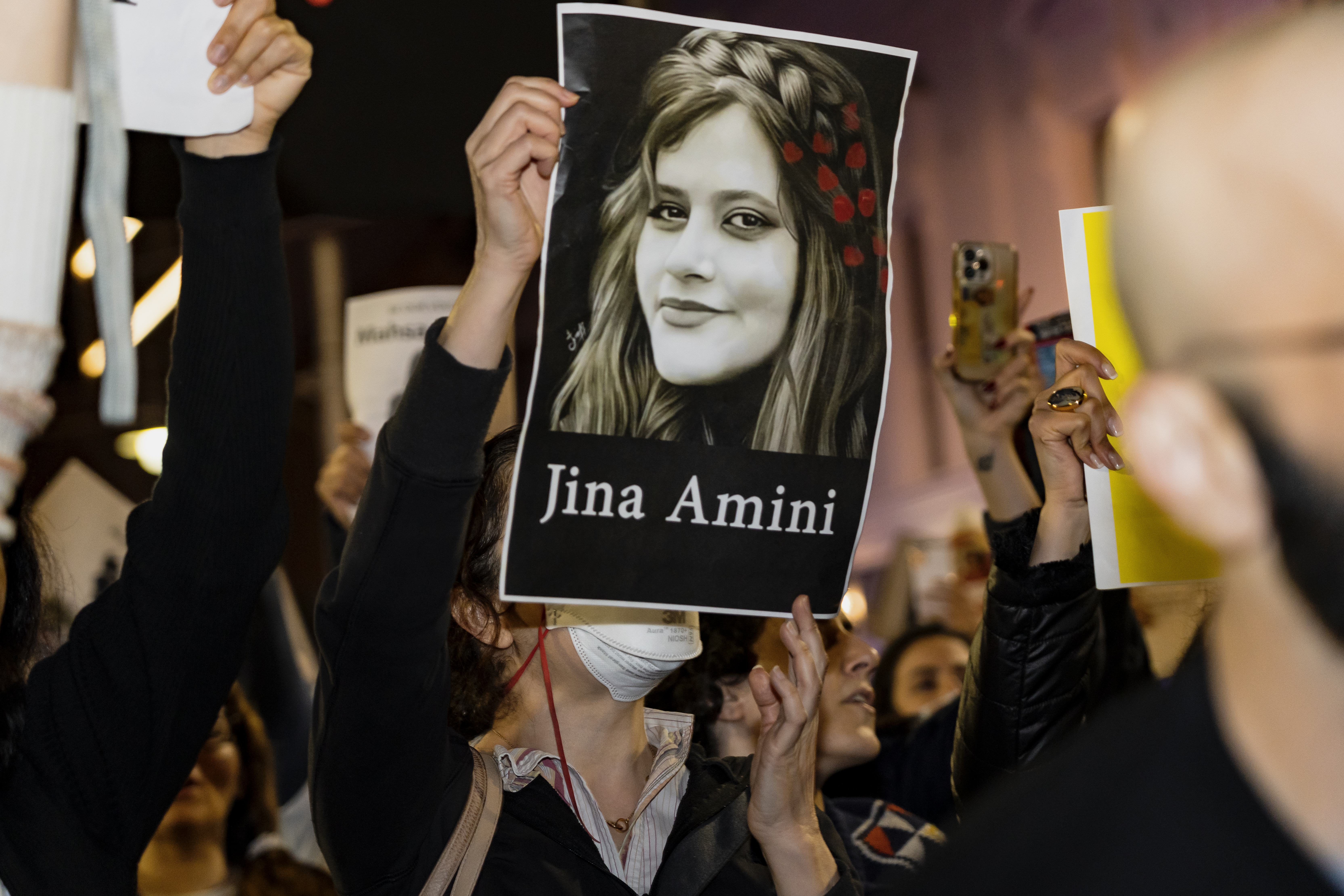 Jîna Mahsa Emini'nin katledilmesinin üzerinden üç yıl geçti. Üç yılda yüzlerce genç idam edildi, binlercesi hala hapiste. İran rejimi isyanı 'ip'le bastırmak istese de "Jin, Jiyan, Azadî" sloganı İran'daki baskıcı rejimi tüm dünyanın gündemine taşıdı.