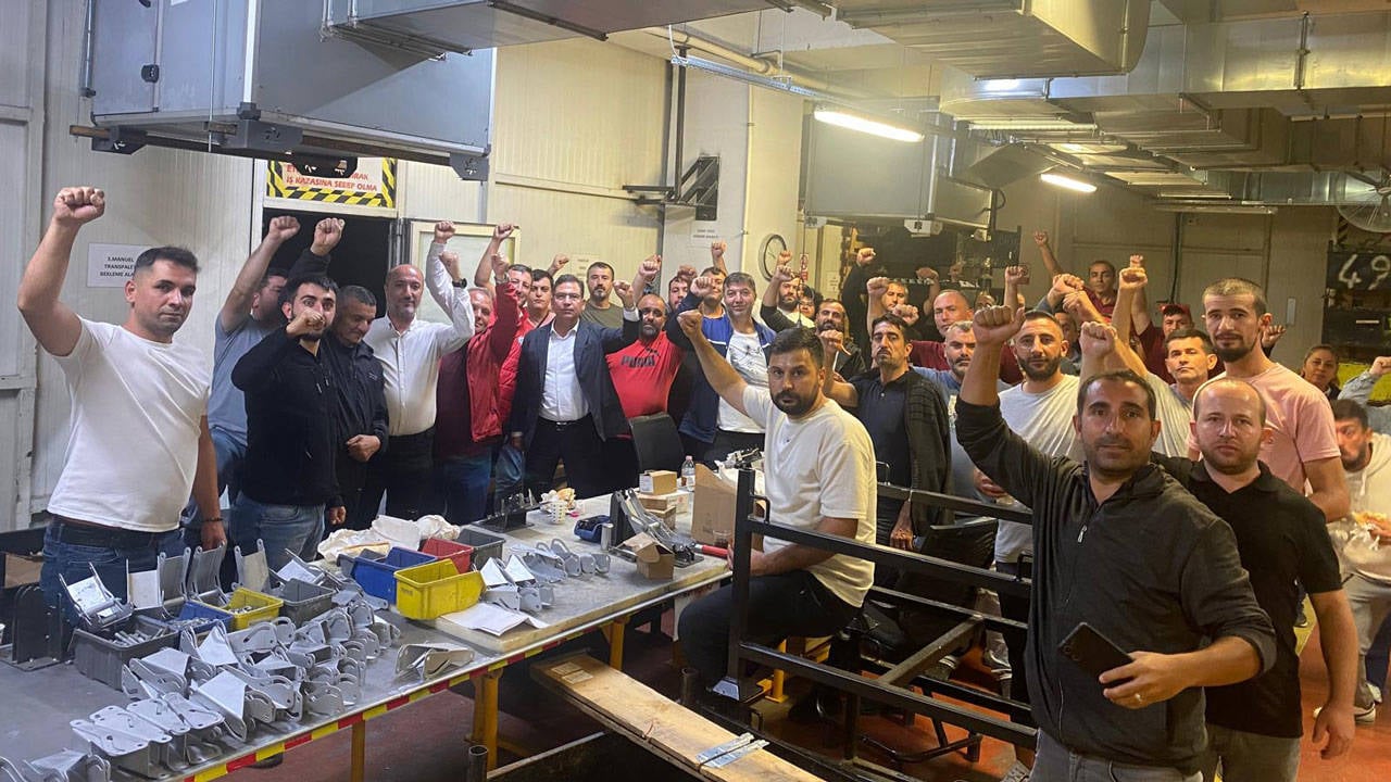 Omsa Metal fabrikasında sendikalı oldukları için işten çıkarılan işçilerin mücadelesi kazanımla sonuçlandı. 70 gündür direnen işçilerin tazminat hakları ödenecek. İlave ödenecek tazminatlar için de anlaşma sağlandı.