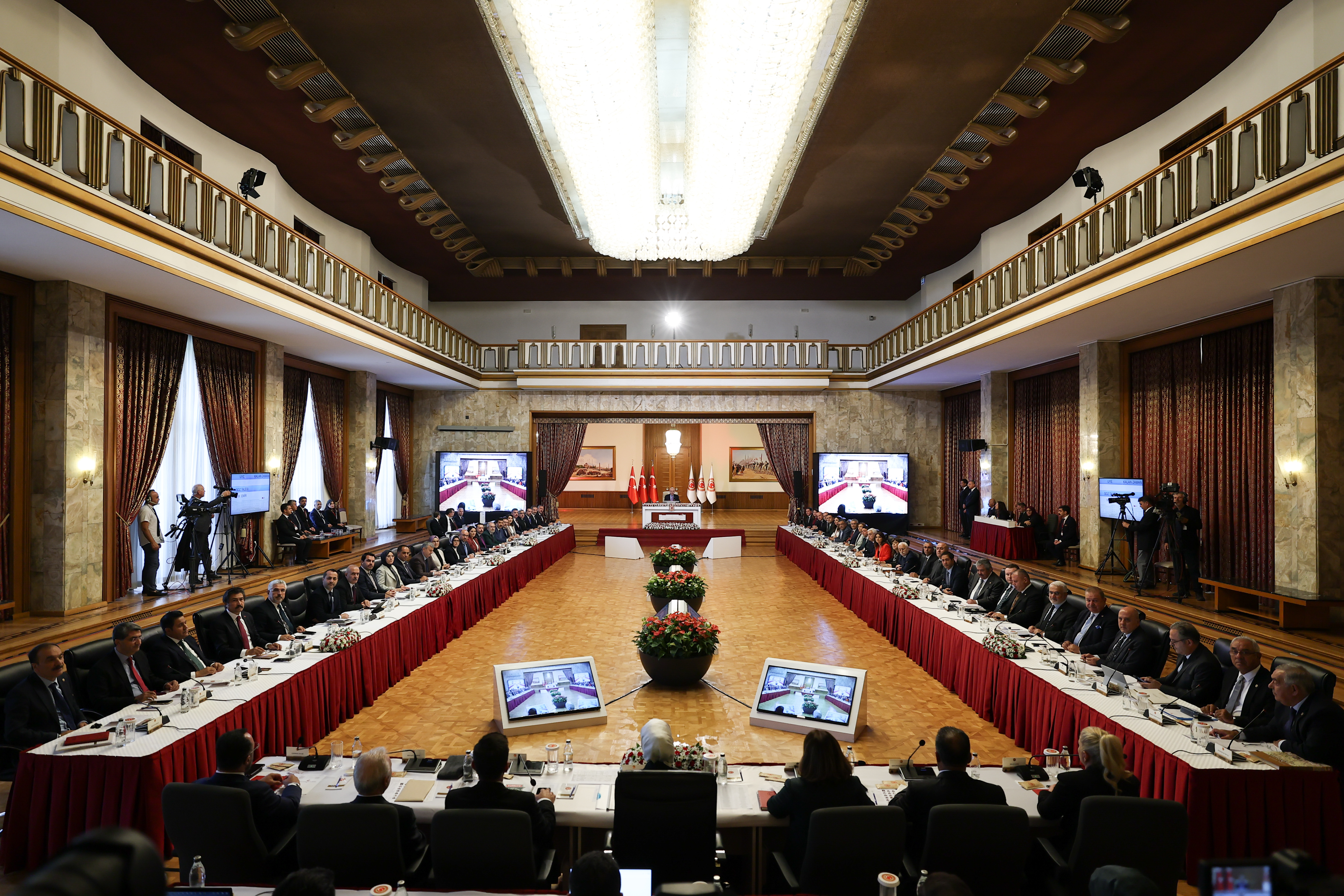Geçen hafta işçi ve işveren temsilcilerini dinleyen Milli Dayanışma, Kardeşlik ve Demokrasi Komisyonu'nun 10. toplantısında akademisyenler ve çatışma çözümlerinin uzmanları dinlendi. Çift taraflı adımların atılması yönünde uyarılarda bulunan uzmanlar ve akademisyenler, yasal adımların atılması gerektiğini vurguladı.