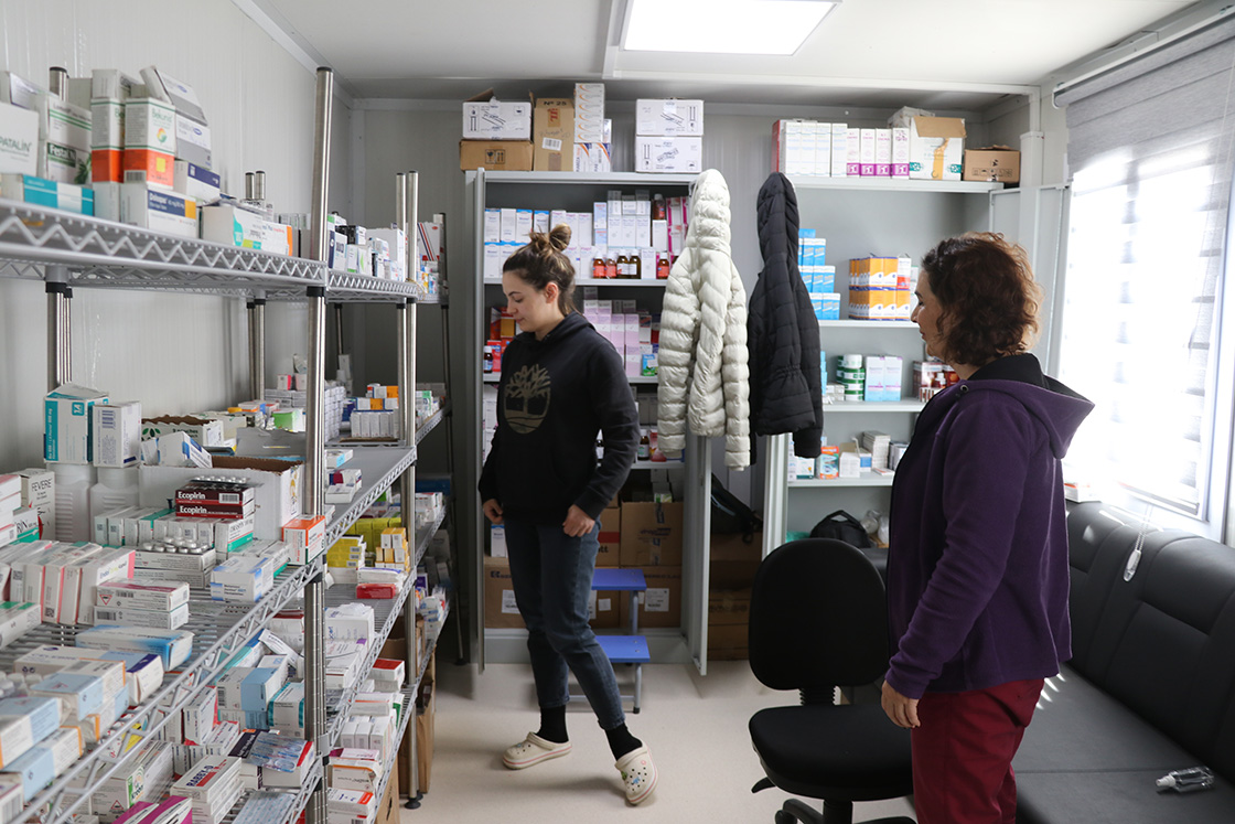 Depremzedelere konteynırlarda sağlık hizmeti |