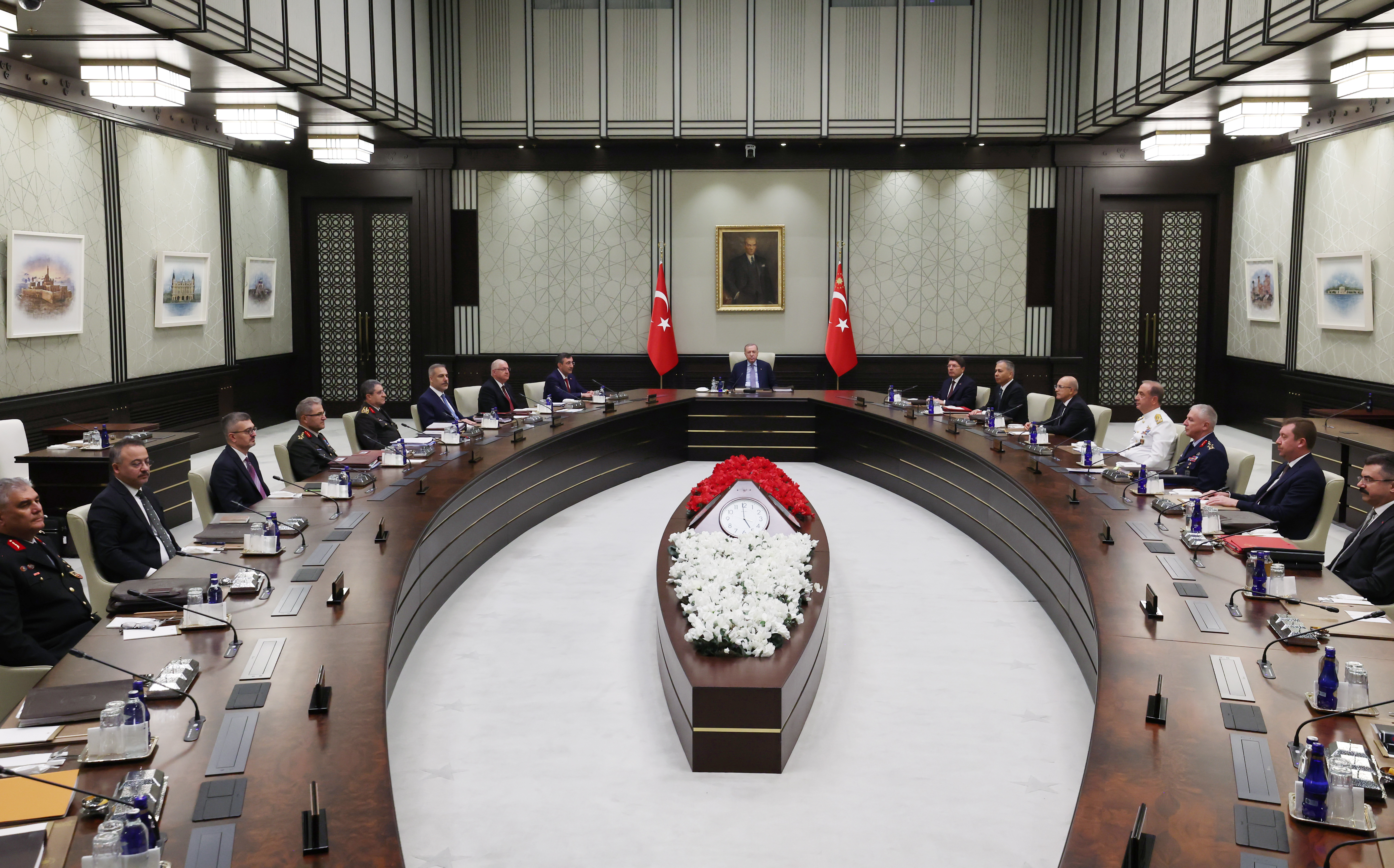 Yaklaşık üç saat süren MGK toplantısı sonrası açıklanan bildiride süreç hakkında, "Meclis çatısı altındaki faaliyetlerin de katkısıyla gelinen aşama değerlendirilmiş; milletimizin istikbalinin önündeki terör duvarının tamamen yıkılarak huzur, refah ve güven ikliminin daim kılınmasına yönelik güçlü irade teyit edilmiştir" denildi.