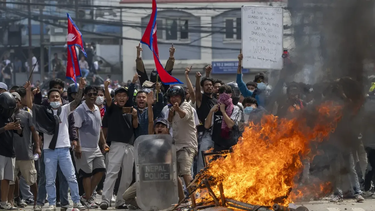Nepal’de parlamento binası ateşe verildi |