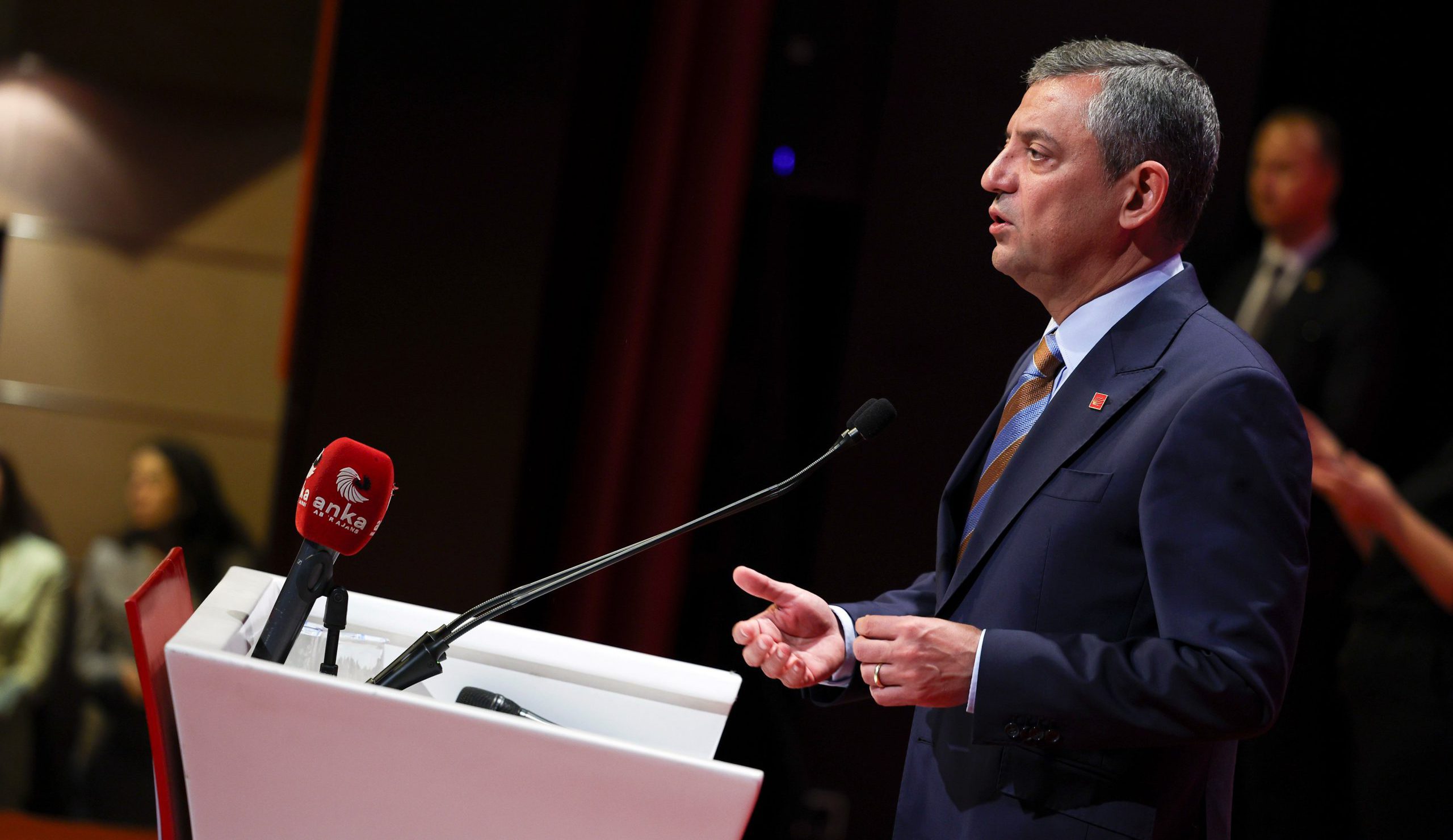 İktidarın sandığı ortadan kaldırmaya niyetlendikleri bir sürecin içinde olduklarını belirten CHP Genel Başkanı Özgür Özel, eski Genel Başkan Kemal Kılıçdaroğlu'nun mahkeme kararıyla partinin başına atanması durumunda tanımayacaklarını söyledi. YSK, saat 14.30'da CHP'nin ilçe kongrelerinin iptaline ilişkin itirazını görüşecek.