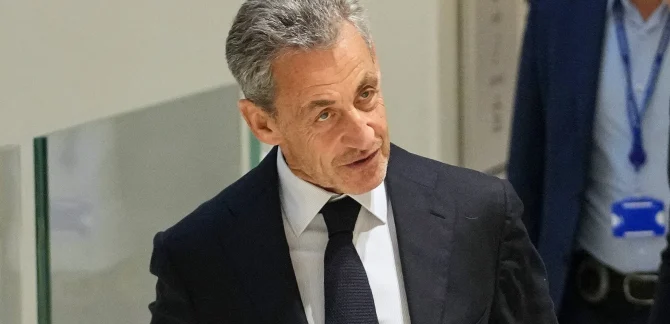 Fransa eski Cumhurbaşkanı Nicolas Sarkozy, Libya eski lideri Kaddafi’den seçim kampanyası için para almakla suçlandığı davada üç suçlamadan beraat etti, suç örgütü kurmaktan ise 5 yıl hapse mahkum edildi.