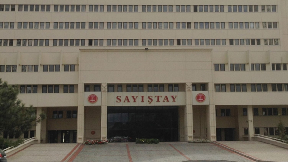 Tek koltukta 3 kişi var |