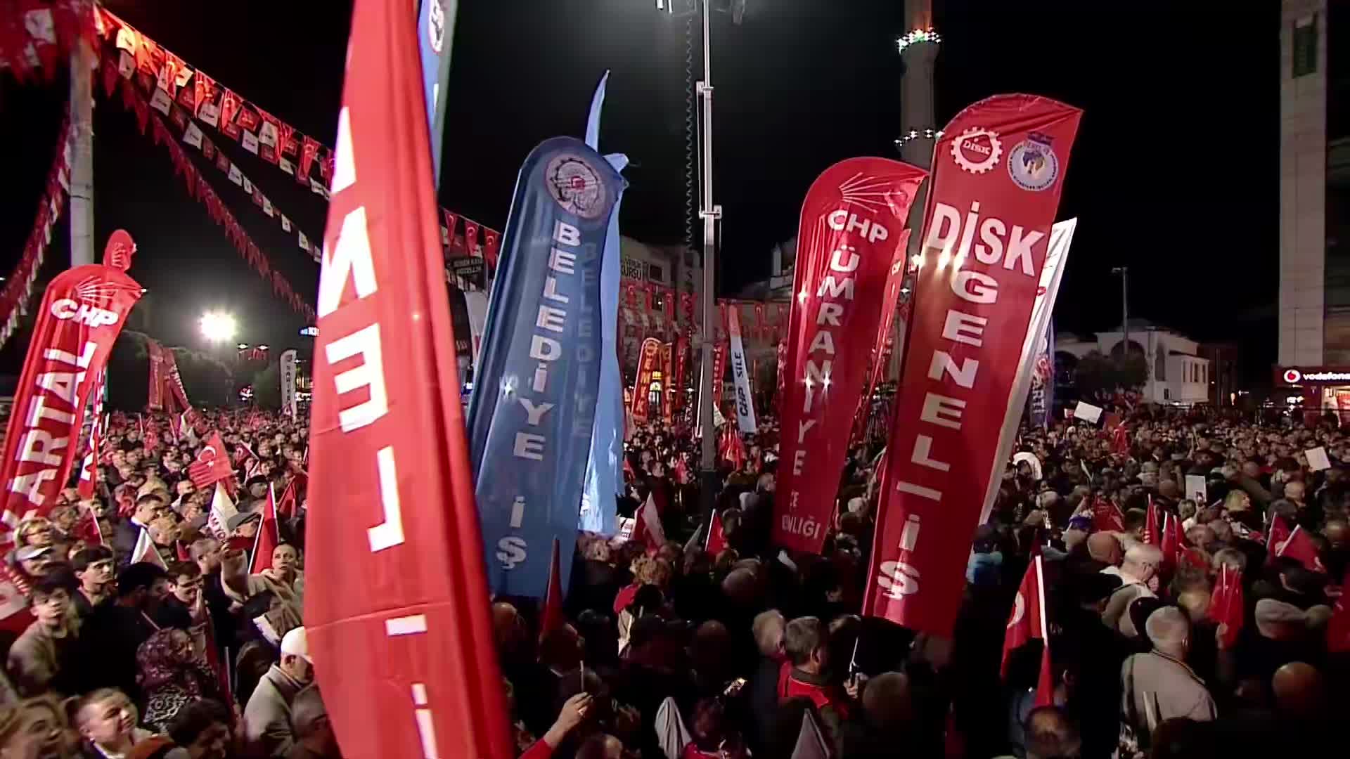 Ahmet Özer’in tutukluluğunun 1’inci yılı | — Özel'den sert tepki: Irkçılıktır görseli