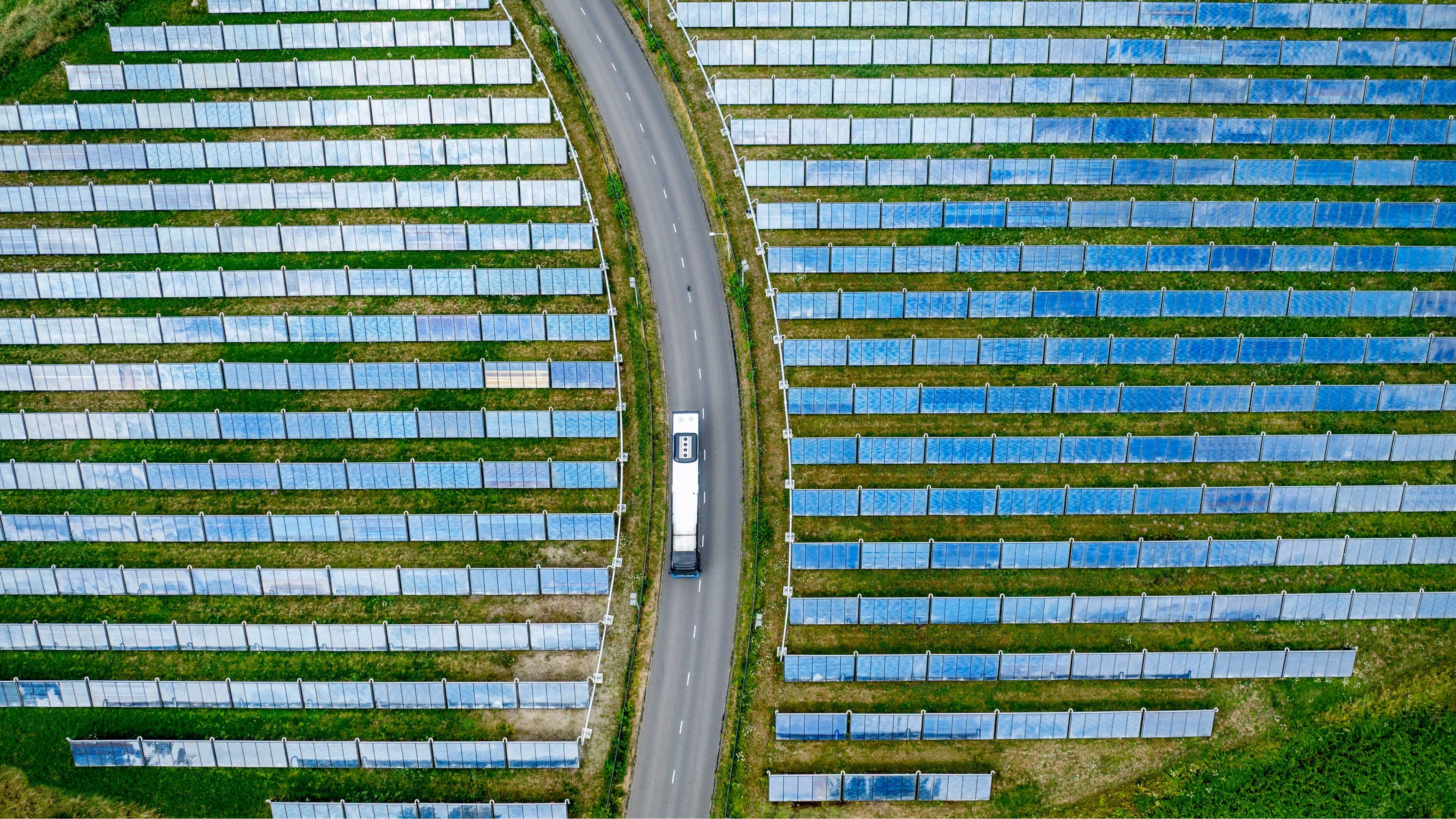Ember raporuna göre 2025’in ilk yarısında yenilenebilir enerji, kömür santrallerinden daha fazla elektrik üretti. Raporda, “Temiz enerji artık küresel talep artışına yetişiyor” denildi.