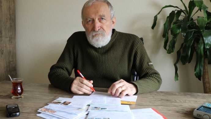 Beyin kanaması geçiren gazeteci – yazar Hüseyin Aykol’un hastanedeki tedavisi sürüyor. Doktorları yarın iletişim kurmaya çalışacaklarını açıkladı.