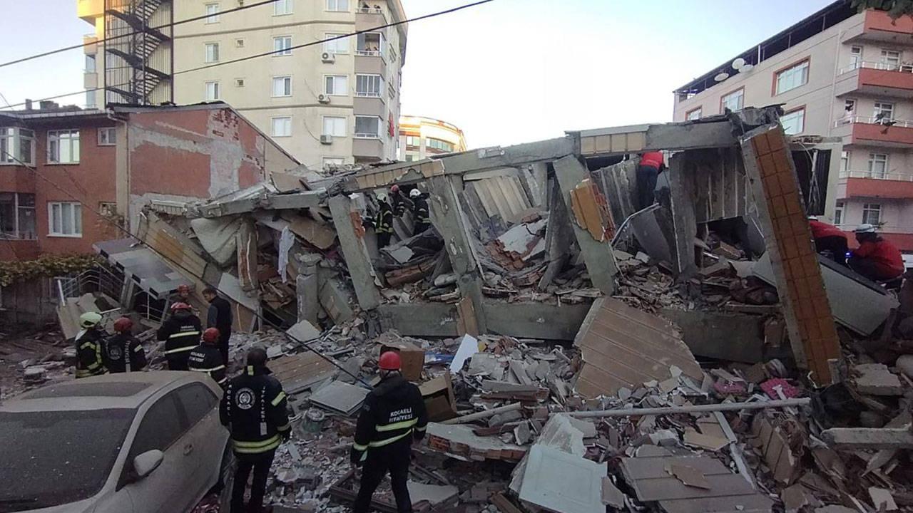 Gebze’de 6 katlı bina çöktü l