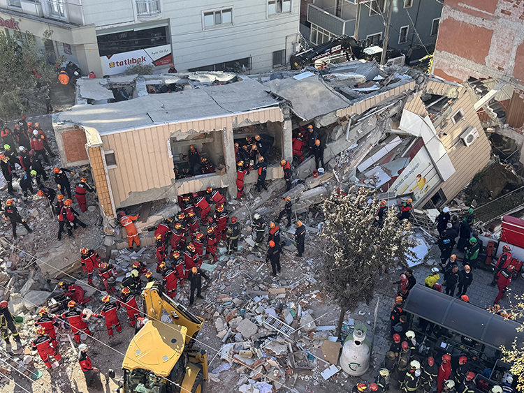 Gebze’de 7 katlı bina çöktü l