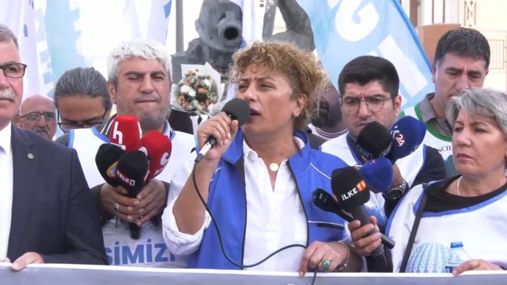 KESK, KHK ile ihraç edilen emekçilerin işe iadesi için Diyarbakır’dan başlattığı yürüyüş Ankara’da son buldu. KEKS Eş Genel Başkanı Koçak, barış istedikleri için 125 bin emekçinin ihraç edildiğini söyledi.