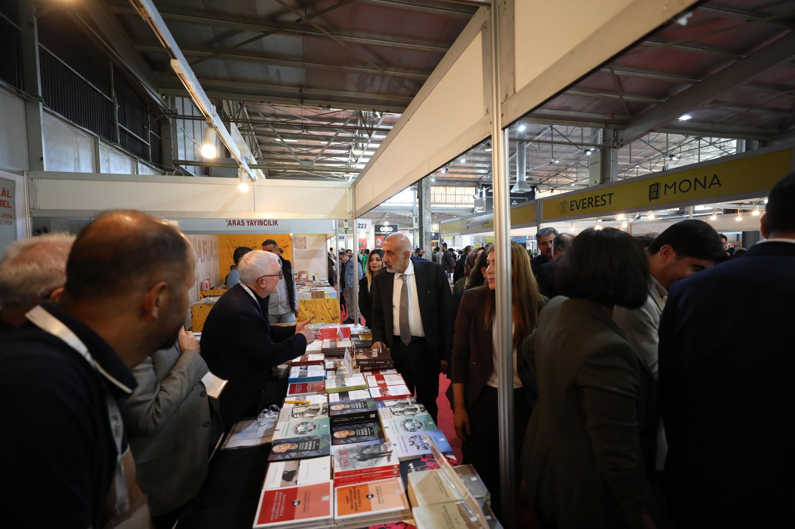 200 yayınevi stand açtı |