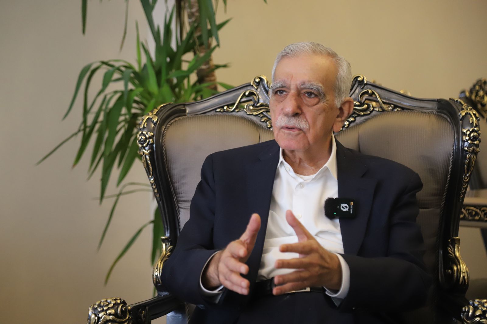 “HTŞ’yle görüşüyorsunuz, Kürtlerle de görüşün” |