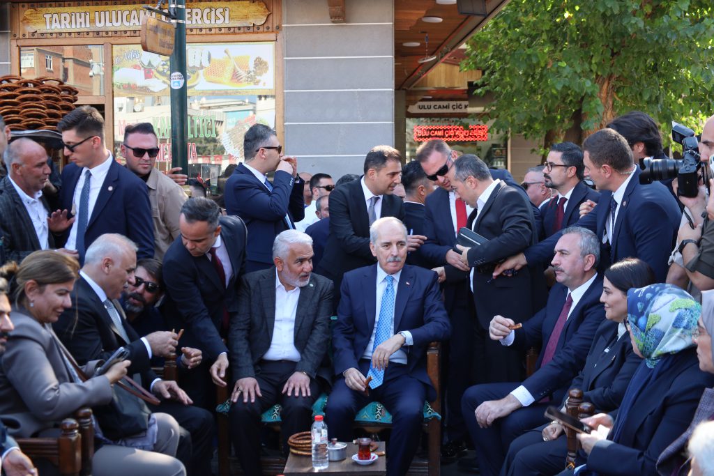 Meclis Başkanı Kurtulmuş ve Meclis Komisyonu üyeleri Diyarbakır'daydı. Kurtulmuş "Bu sefer mutlaka başaracağız" dedi. Öcalan ile görüşmenin komisyon gündeminde olduğunu, komisyonun karar vereceğini söyledi. Diyarbakır Büyükşehir Belediye Eş Başkanı Bucak ise, kayyum sistemine son verilmesini istedi. Bir yurttaş da Demirtaş'ın tutukluluğunu hatırlattı.