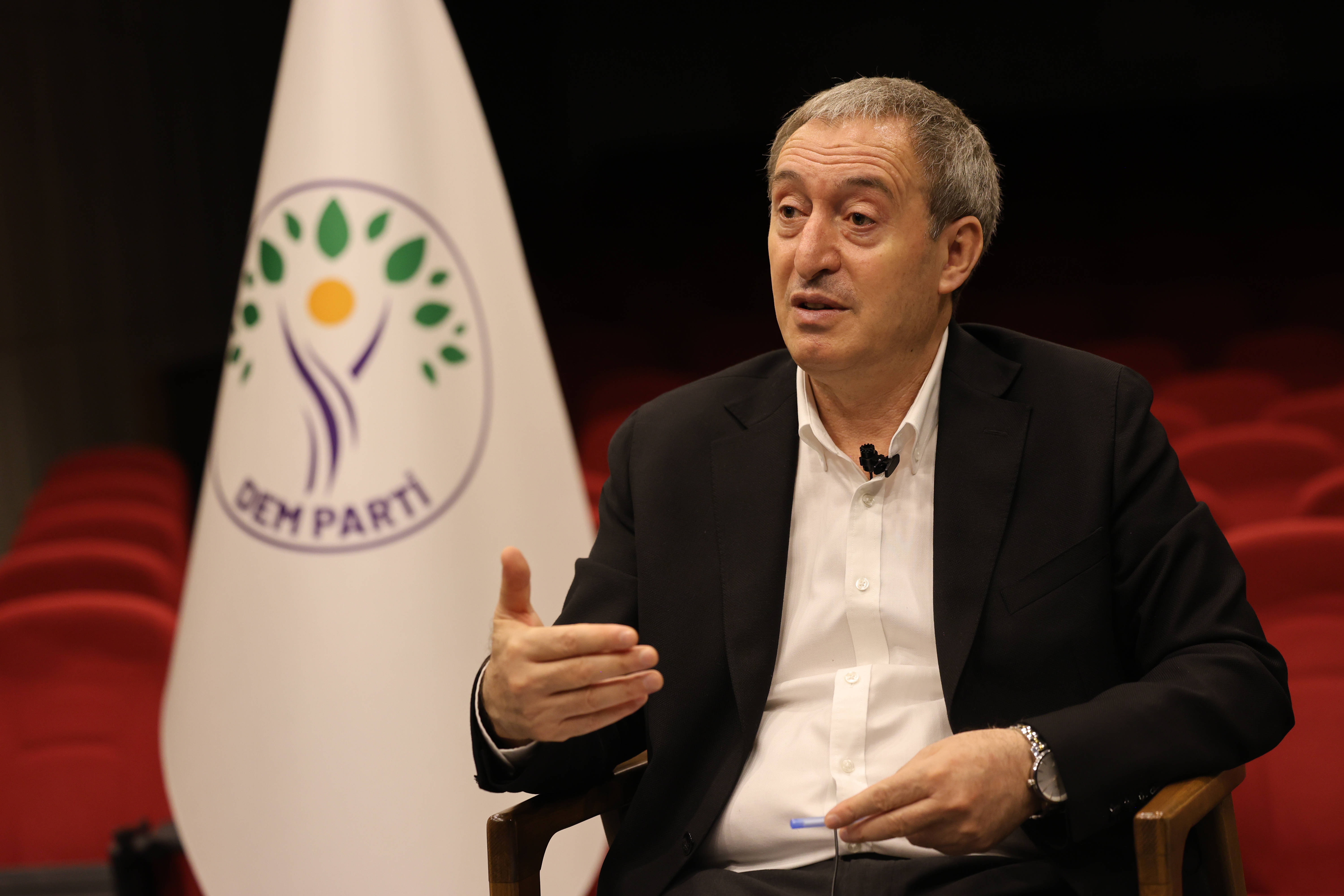 DEM Parti Eş Genel Başkanı Bakırhan, sürecin “adım atılması gereken bir eşikte“ olduğunu belirterek, ilk etapta “geçiş yasaları“nın çıkarılması gerektiğini söyledi. Meclis Komisyonu’nun Öcalan ile görüşmesi gerektiğini de vurgulayan Bakırhan, "Yüzyıllık bir mesele, milyonlarca insanın yaşadığı bir meseleyi hukuka kavuşturmazsak yaptığımız her şey sözde kalır" dedi.
