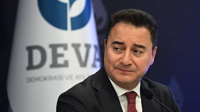 Meclis Komisyonu'nun İmralı’ya Öcalan’ı dinlemeye gidip gitmeyeceğine ilişkin parti liderlerinden açıklamalar gelmeye devam ediyor. DEVA Partisi Genel Başkanı Ali Babacan da yeni bir açıklama yaparak, "Öcalan’ın söylemek istediklerinin bir şekilde komisyona iletilmesini faydalı buluyoruz" dedi.