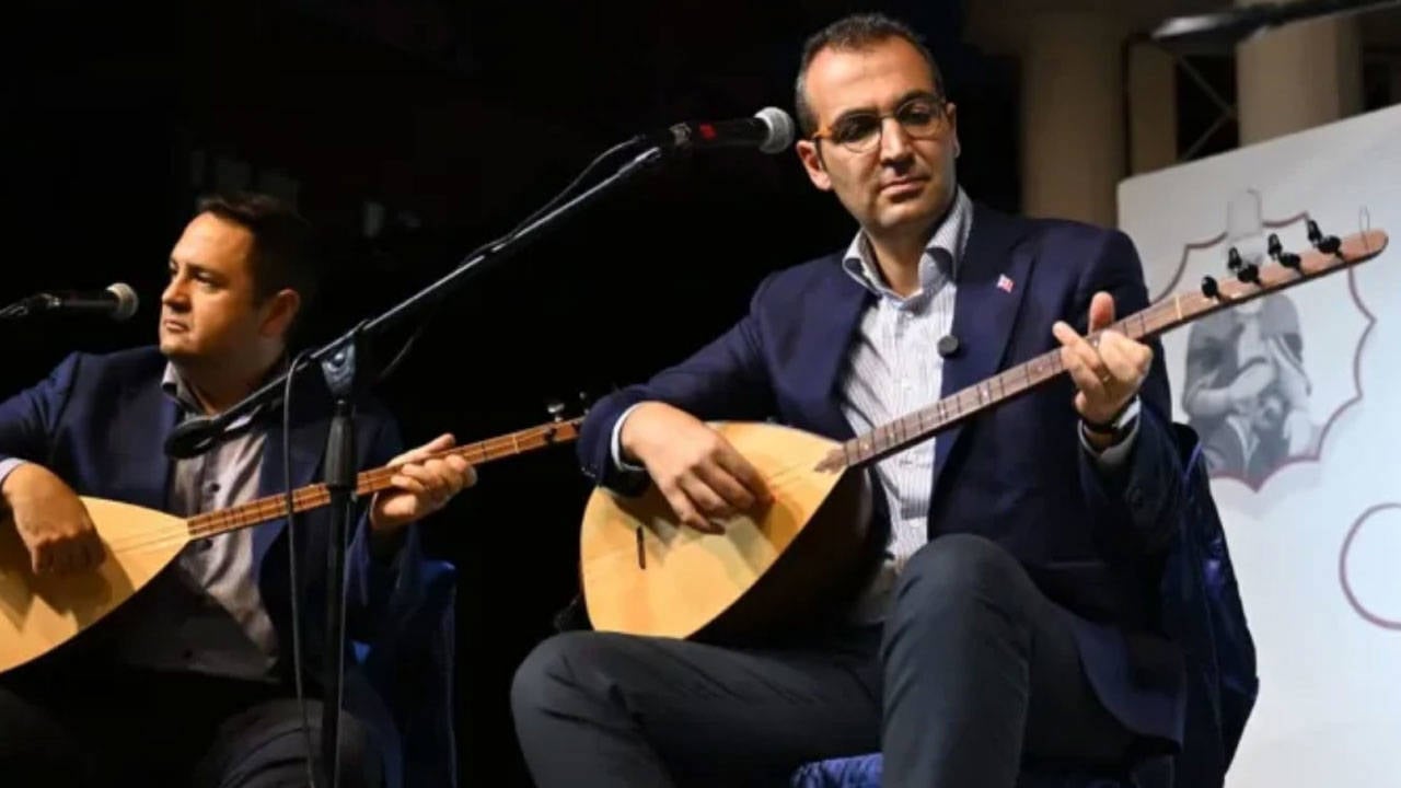 Silivri'de tutuklu bulunan ve yerine kayyum atanan Şişli Belediye Başkanı Resul Emrah Şahan X hesabından yapmış olduğu paylaşımda cezaevinde yazmış olduğu bir besteyi paylaştı. Piyanist Dengin Ceyhan, Şahan'ın bestesini icra ettiği anlara ilişkin video paylaştı.
