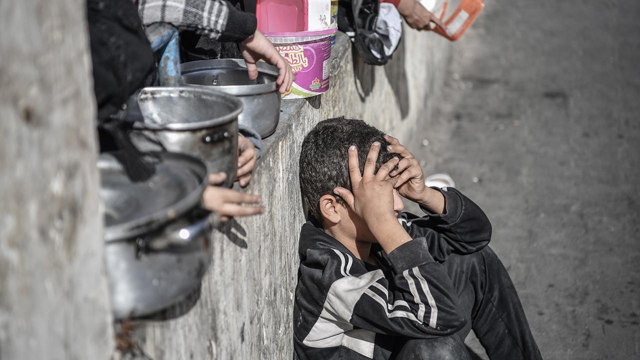 Anlaşmaya rağmen İsrail - Hamas gerilimi sürüyor. Hamas hala 21 rehinenin naaşını teslim etmedi. İsrail ise Refah Kapısı’nı açmadı ve gerekli yardımlar Gazze’ye ulaştırılmış değil. Her iki taraf birbirini suçluyor. Bu arada 200 kadar ABD askeri ise İsrail’e ulaştı.