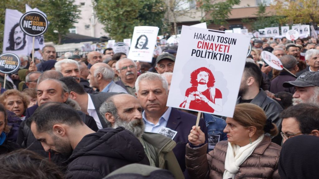 Sokak ortasında darp edilerek öldürülen gazeteci Hakan Tosun cinayeti soruşturmasında Emniyet Genel Müdürlüğü, iki polis başmüfettişinin görevlendirildiğini açıkladı. Tosun'un arkadaşları ise yarın adalet tabeliyle bir yürüyüş düzenleyeceklerini duyurdu.