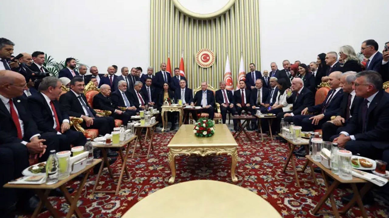 Erdoğan, Suriye’de DSG konusunda Şara ile aynı görüşte olduklarını söyledi. Meclis açılış resepsiyonunda DEM Parti ile görüşmeyi önemli bulduğunu, geleceğe yönelik neler yapabileceklerine dair konuştuklarını belirtti.