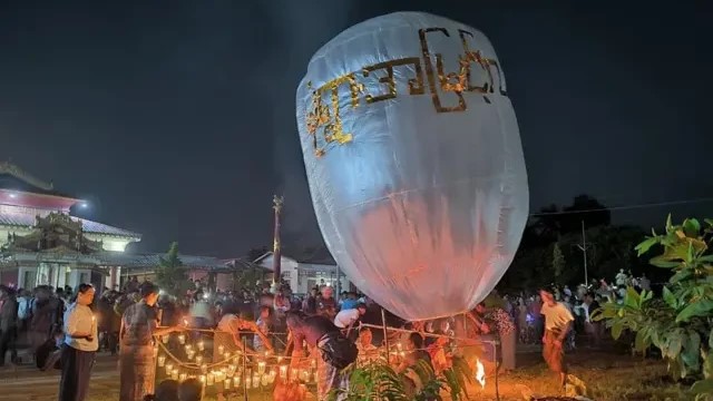 Paramotorla miting meydanına bomba attılar |