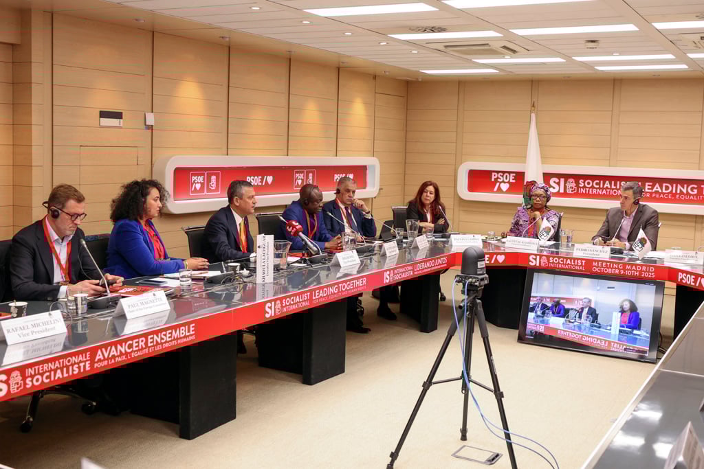 Özel, Sosyalist Enternasyonal’de |