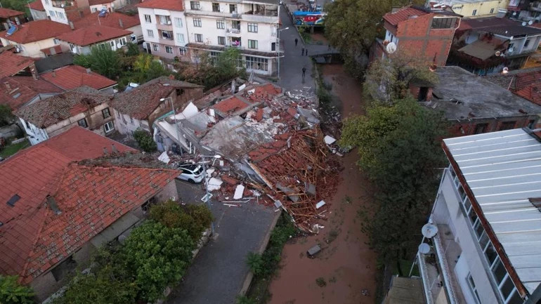 Sındırgı’da 6.1 büyüklüğünde deprem l