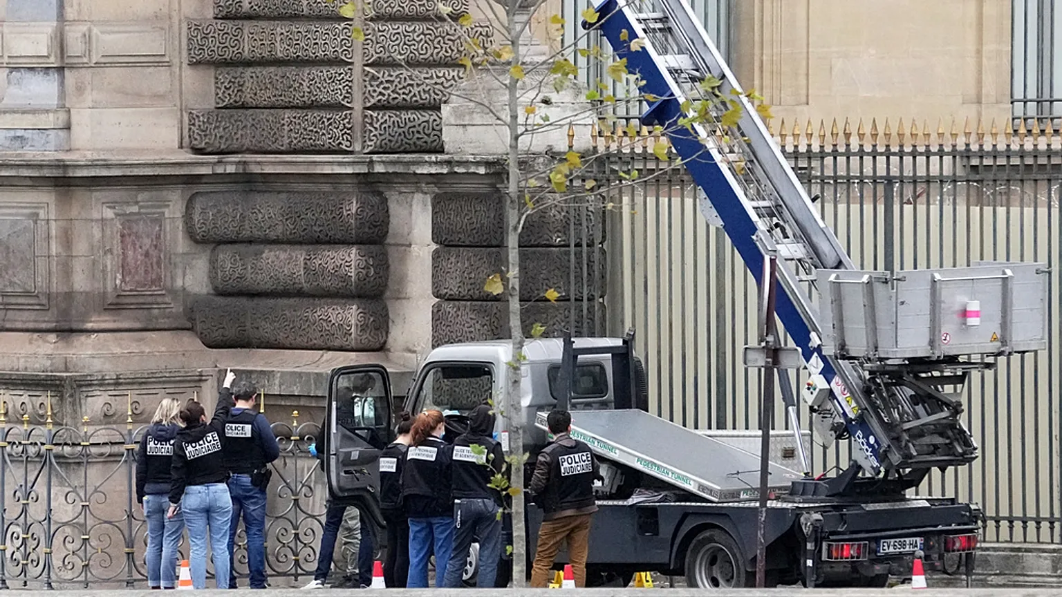 Louvre soygununda soruşturma genişliyor |