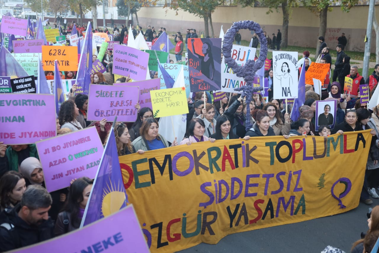 Kadınlar 25 Kasım için yürüdü |