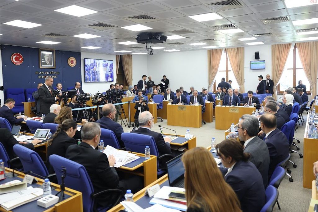 2026 bütçe görüşmeleri | — DEM Parti gençler için özel bütçe önerdi görseli