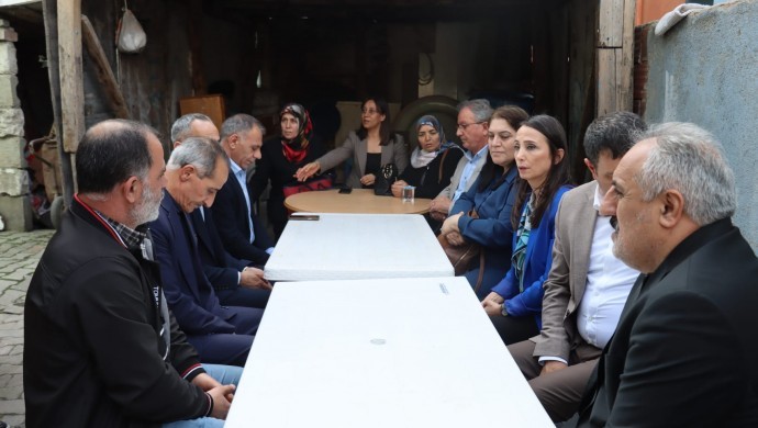 Dilovası’nda yangın: 6 kadın yaşamını yitirmişti | — Hatimoğulları aileleri ziyaret etti: Hukuki sürecin takipçisi olacağız görseli