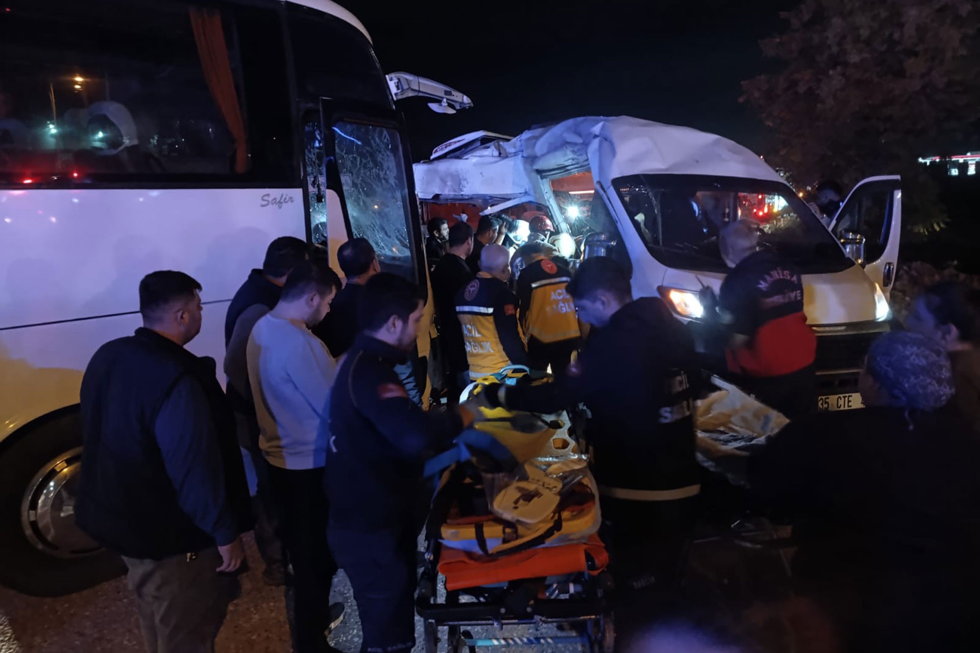 İkisi ağır 13 kişi yaralandı l