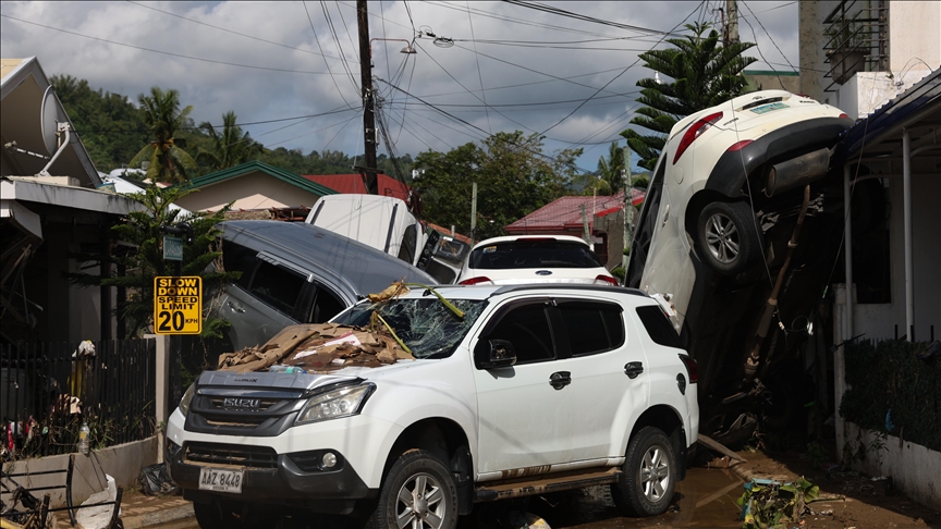 Kalmaegi Tayfunu yıktı geçti  |