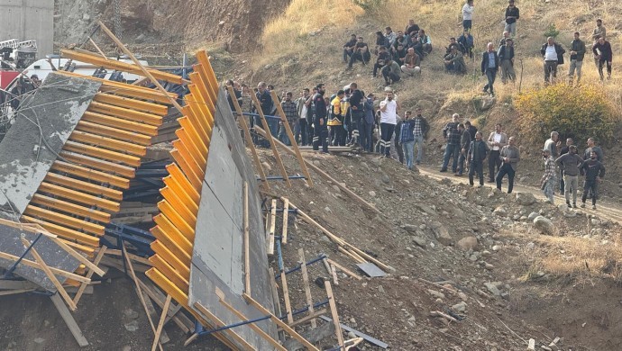 Kulp’ta iskele çöktü l