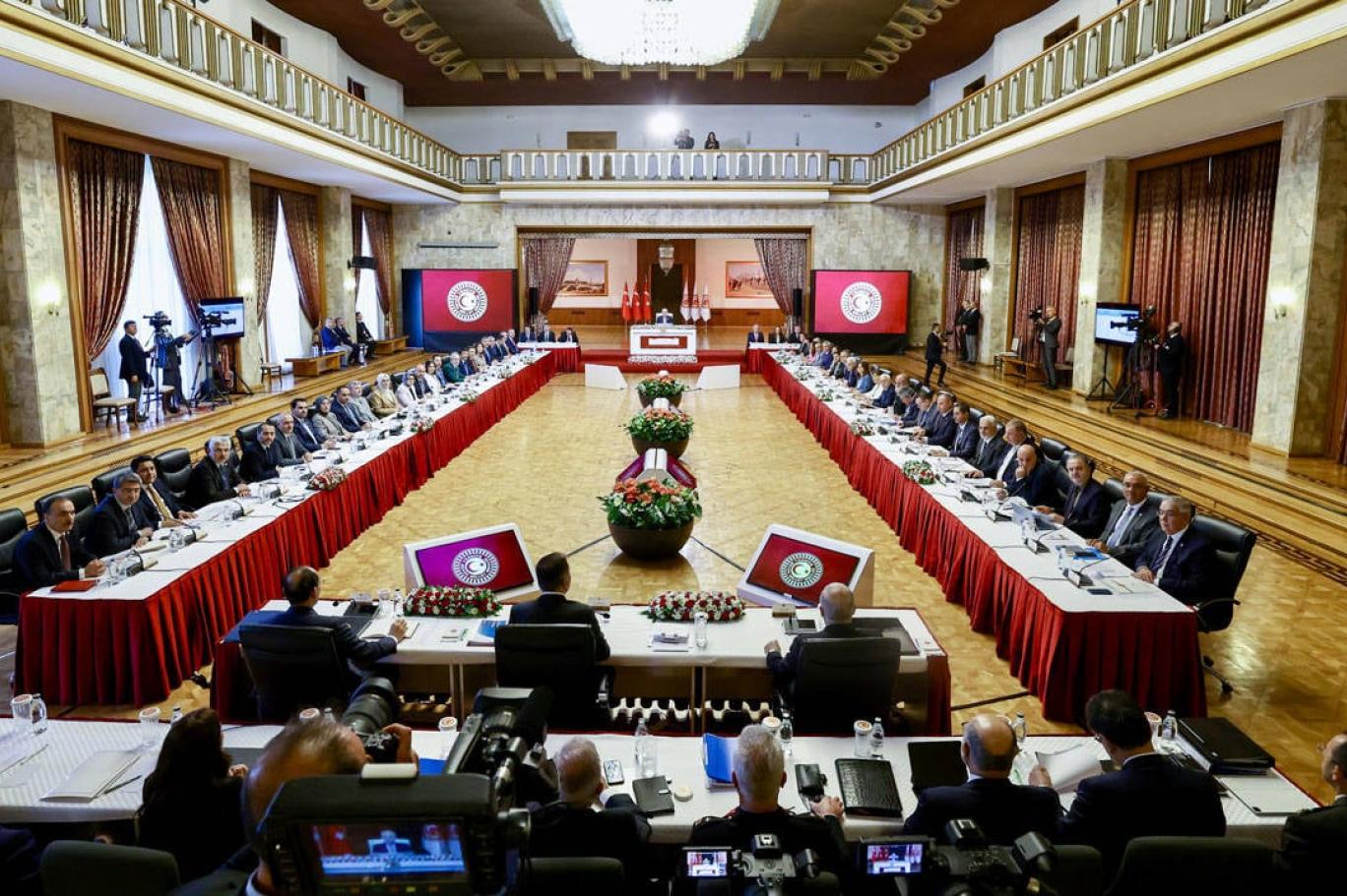 Komisyonda rapor hazırlığı |