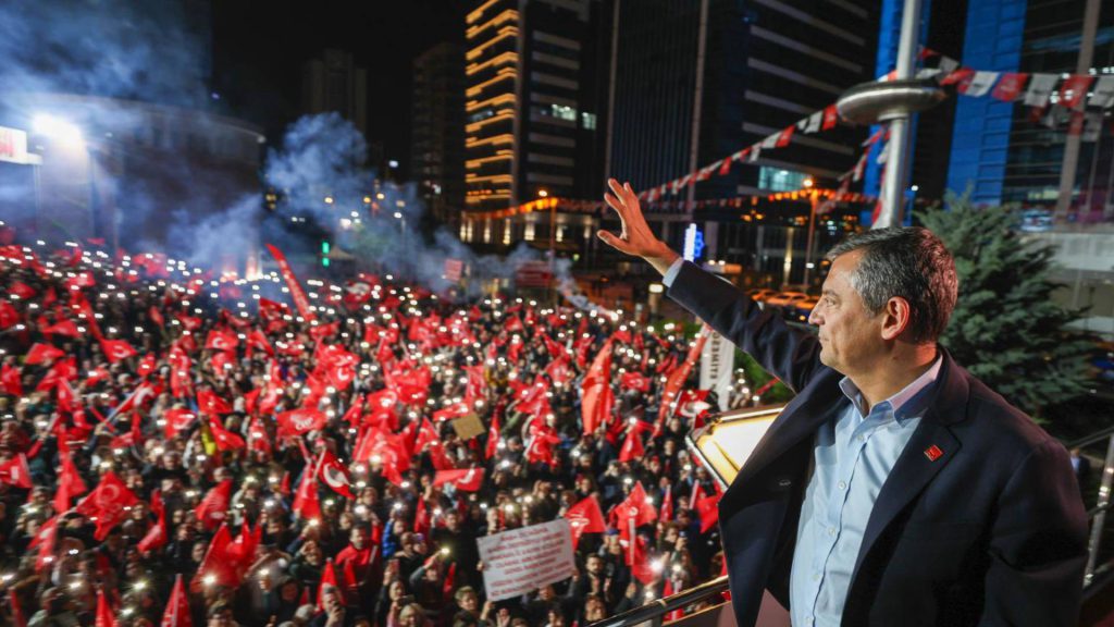 Gündeminde asgari ücret vardı | — Özel’den emekçilere çağrı: Meydanlara davet ediyorum görseli